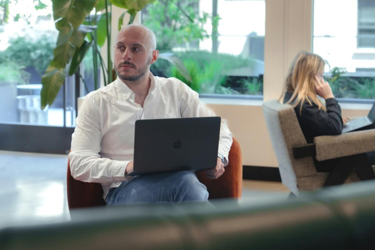 Professionelle Beratungssituation im Büro