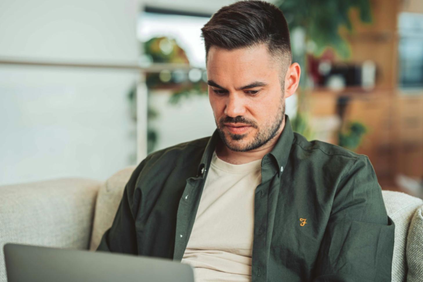 Sicherheitsexperte analysiert Betrugsmuster am Computer